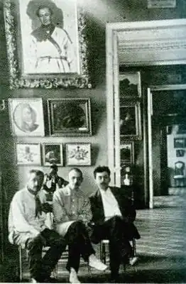 В зале Симбирского художественного музея. Директор музея А. Н. Остроградский (справа), П. Е. Корнилов и Д. И. Архангельский (слева). 1923 г.