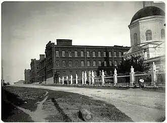 Симбирский кадетский корпус и Троицкая церковь. Фото М. П. Дмитриева из книги "Волга от истока до Каспия", 1903 год