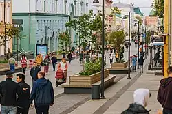 Скамейки на улице совместили с подиумами для растений