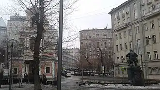 Вид на сквер, памятник Ростроповичу и храм Воскресения Словущего на Успенском Вражке.