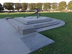 Якорь-кошка в сквере у Биржевой площади, установленный к юбилею