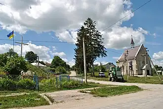Церковь Пресвятой Троицы и памятник в центре села