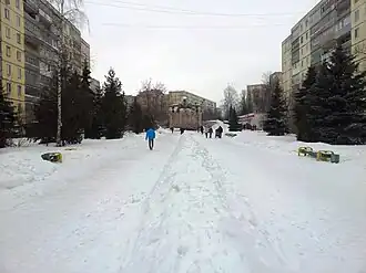 Микрорайон «Скоморохова гора». Пешеходный бульвар к самолёту Ту-104 и сам самолёт с дистанции 120 м