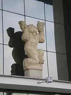 Скульптура на здании театра драмы во Владимире