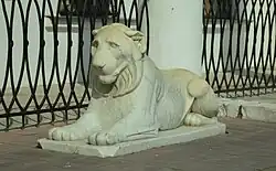Скульптура льва около входа во дворец