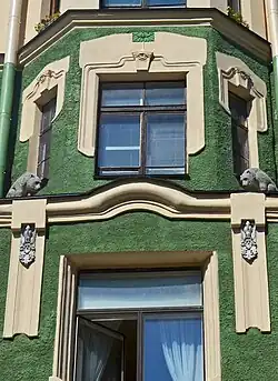 Статуи медведей и птичьи барельефы на эркере