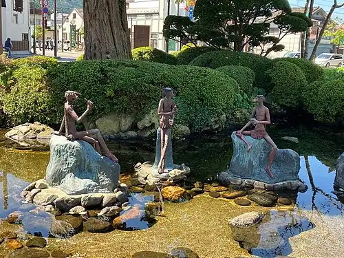 Скульптуры трёх капп в Тоно