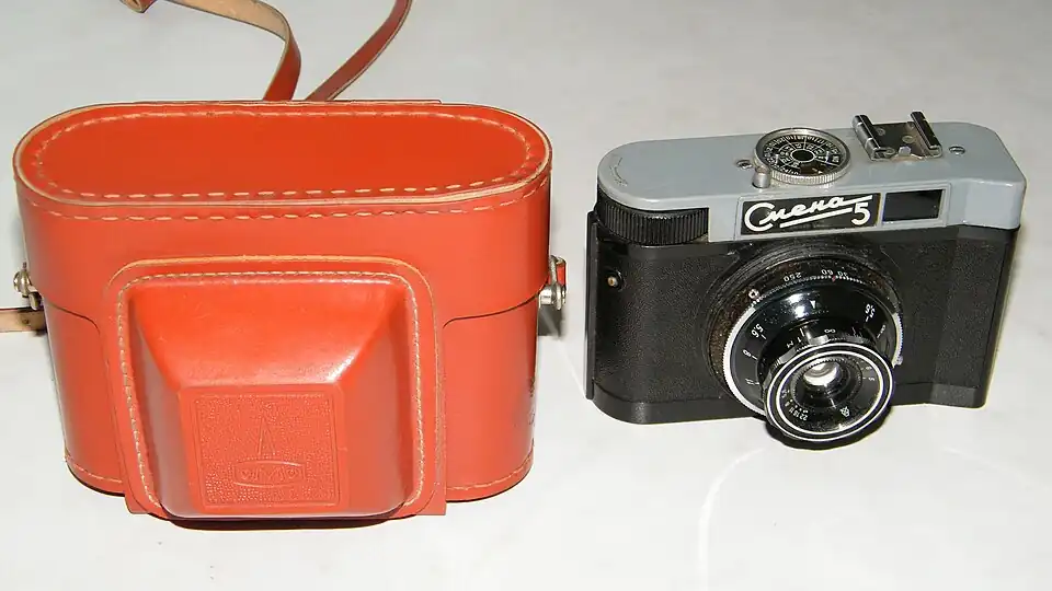 Футляр и фотоаппарат