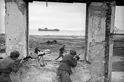 Советский пулеметчик с ДП-27 прикрывает атаку автоматчиков в боях за освобождение Керчи