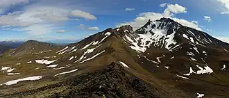 Сопка Унана, вдалеке сопка Кроноцкая