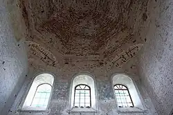 Остатки фресковой живописи на южной стене средней части храма