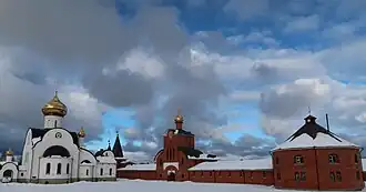 Храм Покрова Пресвятой Богородицы и надвратный храм Спаса Нерукотворного Образа