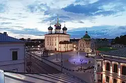 Спасо-Преображенский собор в вечернее время. Вид с крыши дома №8 по Советской улице в Твери. В левом углу кадра законсервированное основание планируемой к постройке колокольни.