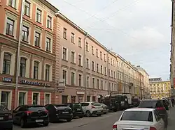 Спасский пер. 7 (в центре снимка)