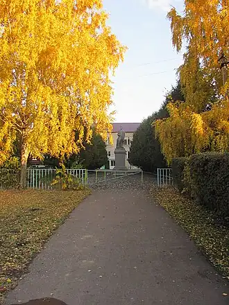Вид на сельскую среднюю общеобразовательную школу имени дважды Героя Советского Союза, маршала Н.И. Крылова