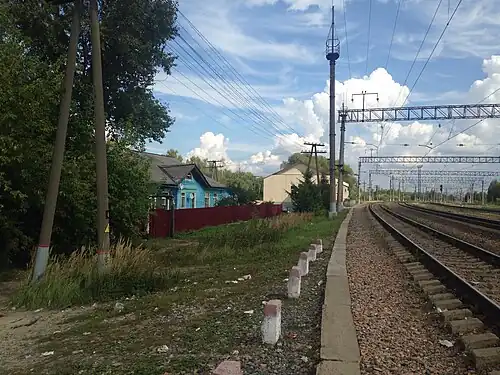 Жилой дом (слева) и здание дежурного по станции (справа). Вид на восточную горловину станции.