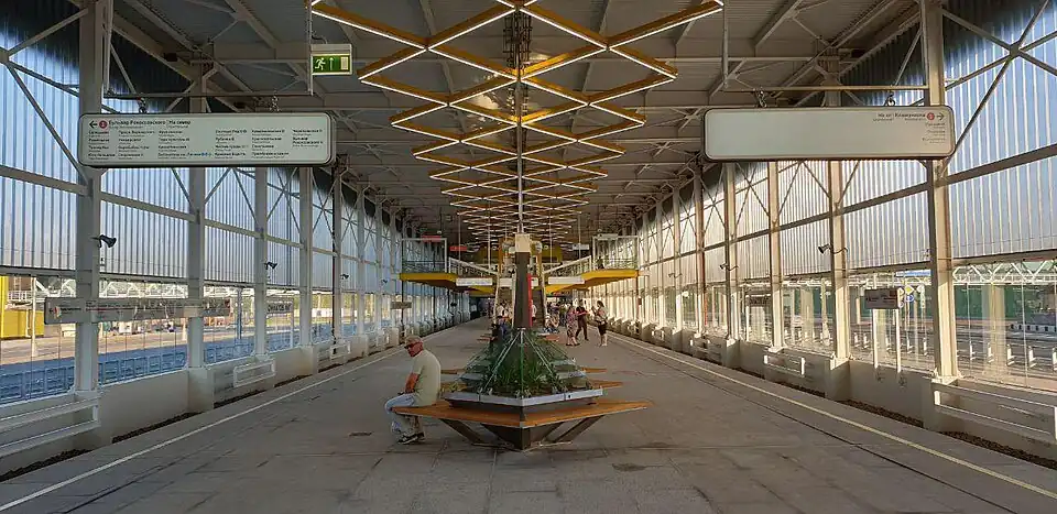 Платформа станции в день открытия