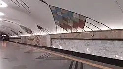 Платформа в направлении на юг и путевая стена