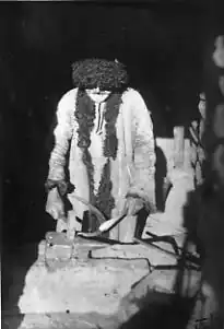 Старик за кузнечной работой