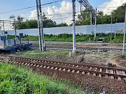 Вид на место старого пешеходного перехода с восточной стороны остановочного пункта, июль 2024 год