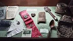 Стенд с реликвиями в постоянной экспозиции Дома-музея