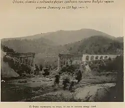 Фермы перемещены на опоры, но ещё не связаны между собой