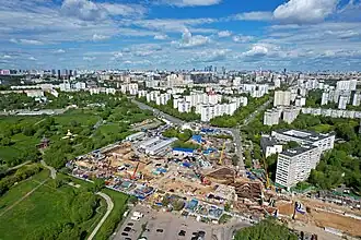 Вид с высоты на строительство в мае 2022 года. Видна улица Новинки, переходящая в Кленовый бульвар