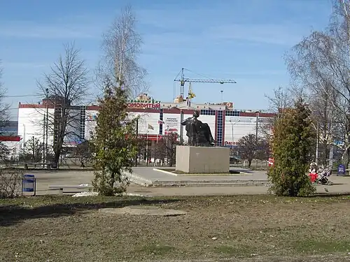 Сквер М. Горького и многоуровневая автостоянка (пр. М. Горького, 18А)