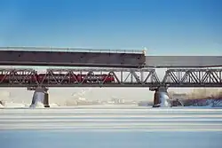 Строящийся Западный мост на фоне железнодорожного моста. Вид с середины Волги.