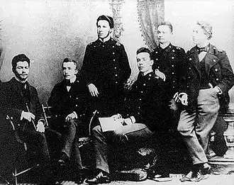 Марьян Фальский (третий слева) среди студентов политехнического института в Варшаве. 1903