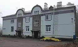 Жилой дом, где располагается дежурный по станции.