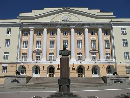 Бюст М. П. Одинцова на фоне Суворовского училища