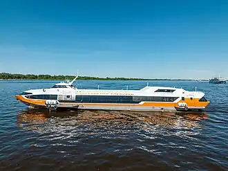 Судно на подводных крыльях «Метеор 120Р», названное в честь конструктора Ростислава Алексеева, на Волге