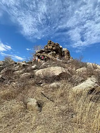 Скальный массив с рисунками