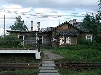 Пешеходный переход через пути и пострадавшее от пожара деревянное здание зала ожидания