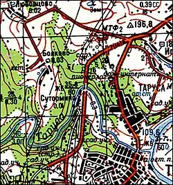 Участок карты, показывающий Сутормино в конце 1990-х годов. На карте изображена объездная дорога, проложенная по полю напротив деревни, и введённая в эксплуатацию в 1997 году.