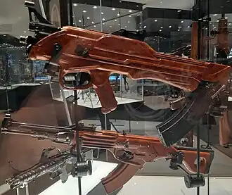 Автоматы ТКБ-022П №1 (снизу по вертикали) и ТКБ-022ПМ №2 (сверху) в тульском Государственном музее оружия.