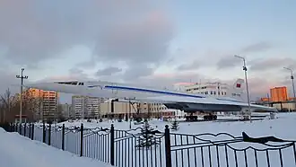 Ту-144, установленный на постаменте в г. Казани возле здания КАИ (№ 77107)
