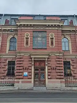 Центральный ризалит административного здания с предположительно современным витражом