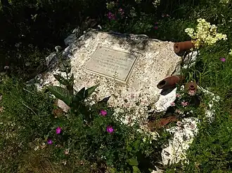 Табличка на месте расположения Штаба партизанского движения Крыма в марте-июне 1942 года на Мокроусовских скалах