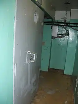 Второй коридор и вторая (действующая) силовая дверь