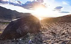 Валун на рассвете в июле