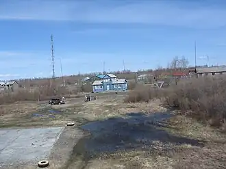 Посадочная площадка и старое здание аэропорта