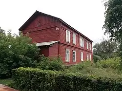 Старый дом около железнодорожной станции