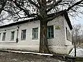 Здание недействующей ныне сельской школы. До революции -  дом семьи священника