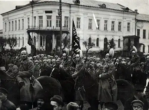 Курсанты одеты в элементы формы уланского образца бывшего Тверского кавалерийского училища.