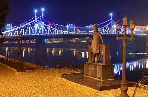 Памятник А.С. Пушкину на набережной Михаила Ярославича в вечернее время. На заднем плане виден Старый мост через Волгу.