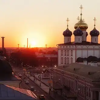 Соборная площадь в лучах утомлённого солнца. Вид с крыши дома № 14 по Советской улице.