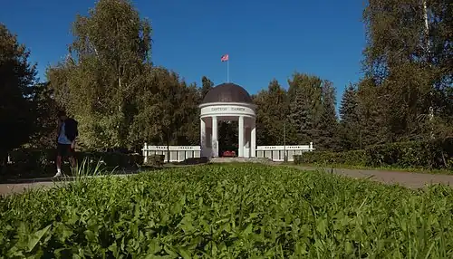 Центральная аллея парка Победы. В центре Пантеон Памяти.