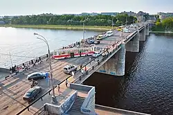 Тверь. 21 мая 2012 года трамвай №11 сошел с рельс и встал поперек Нового моста через Волгу. Вид с крыши дома №18 по Тверскому проспекту